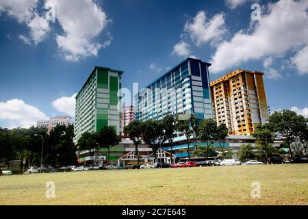 Plan horizontal de bâtiments d'appartements verts, bleus et jaunes à Singapour Banque D'Images