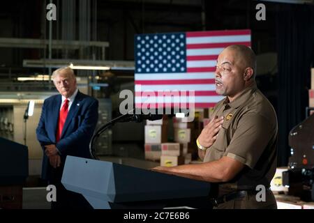 Atlanta, États-Unis d'Amérique. 15 juillet 2020. Atlanta, États-Unis d'Amérique. 15 juillet 2020. Le président américain Donald Trump écoute Julian Polk, un pilote commercial UPS, pendant la reconstruction des infrastructures américaines : un événement plus rapide, meilleur et plus fort au hub de l'aéroport UPS Hapeville le 15 juillet 2020 à Atlanta, Géorgie. Crédit : Joyce Boghostian/CBP photos/Alay Live News Banque D'Images