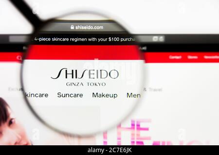 Los Angeles, Californie, Etats-Unis - 13 mars 2019 : Editorial illustratif, page d'accueil du site Shiseido. Logo Shiseido visible sur l'écran Banque D'Images