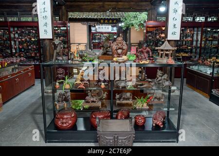 Statuettes de divinités chinoises sur les étagères d'un magasin Banque D'Images