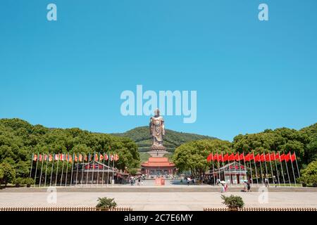 Une statue de Bouddha géant et un temple lors d'une journée ensoleillée d'été en Chine Banque D'Images