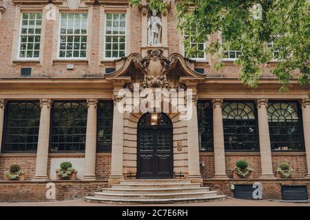 Londres, Royaume-Uni - 02 juillet 2020 : façade et entrée de l'université College School, une école de jour indépendante à Hampstead, un quartier résidentiel prospère de Banque D'Images