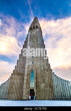 L'église Hallgrímskirkja (Église Hallgrims) par l'architecte Guðjón Samúelsson à Reykjavík, Islande Banque D'Images