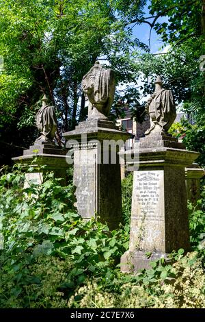 Tombes à Abney Park, l'un des sept magnifiques cimetières victoriens, Stoke Newington, Londres, Royaume-Uni Banque D'Images