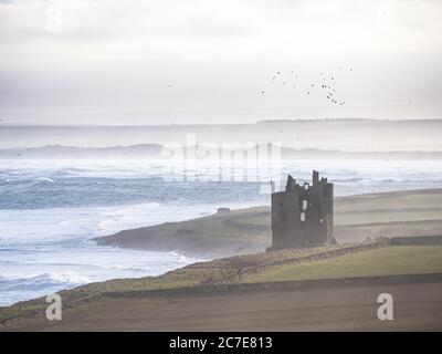 Prise du côté de la route dans des vents forts et de la brume marine. Banque D'Images