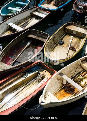 Un cadre complet de bateaux attachés. Banque D'Images