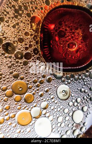 Photographie macro verticale de beaucoup de gouttes d'eau une surface en verre Banque D'Images