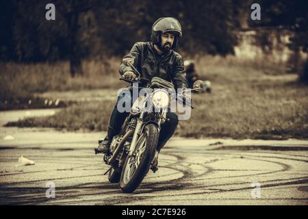 25-05-2020 Riga, Lettonie. Le motocycliste se déplace sur la route, vue de face, gros plan. Banque D'Images