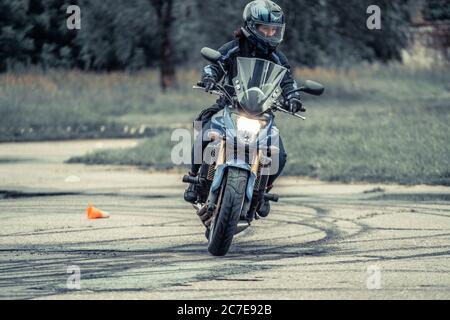 25-05-2020 Riga, Lettonie. Le motocycliste se déplace sur la route, vue de face, gros plan. Banque D'Images