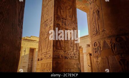 Hiéroglyphes colorés et art sur piliers dans le temple de Medinet Habu en Égypte Banque D'Images