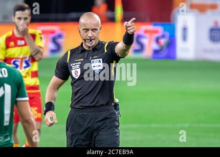 Arbitre Szymon Marciniak vu en action pendant le match PKO polonais Ekstraklasa entre Jagiellonia Bialystok et Slask Wroclaw au stade de Bialystok City.(score final; Jagiellonia Bialystok 2:1 Slask Wroclaw) Banque D'Images