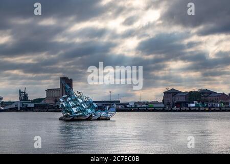 Sculpture flottante en acier inoxydable et en verre, elle est située par Monica Bonvicini, en face du port Bjørvika de l'Opéra d'Oslo, en Norvège Banque D'Images