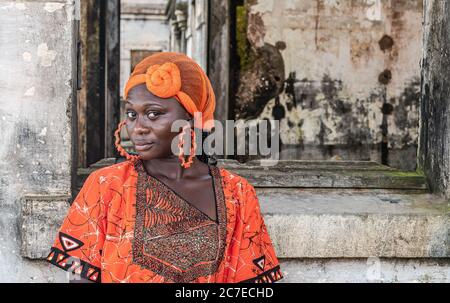 Africa Woman se trouve dans un vieux bâtiment de la colonisation à Takoradi au Ghana. Banque D'Images
