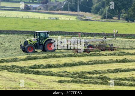 Fanage d'ensilage dans une ferme du Yorkshire en Angleterre. Banque D'Images