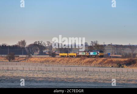 Services ferroviaires directs locomotives de classe 57 57003 + 57007 transportant un petit train de marchandises sur la ligne principale de la côte ouest à Cumbria, le matin d'une froide Banque D'Images