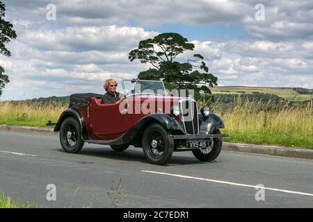 1936 Red Morris 8; véhicules mobiles, voitures conduisant des véhicules sur les routes britanniques, moteurs, véhicules motorisés sur le réseau d'autoroute M6. Banque D'Images