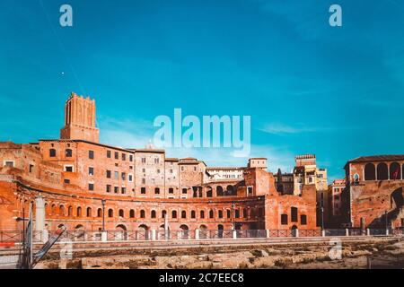 Photo horizontale du marché de Trajan à Rome, en Italie, sous le ciel nuageux à couper le souffle Banque D'Images