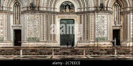 Photo horizontale de personnes marchant devant l'Orvieto Cathédrale en Italie pendant la journée Banque D'Images