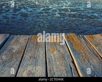 Photographie d'une plate-forme en bois sur le marais. Terrasse en bois ancien avec mousse. Image en tons Banque D'Images