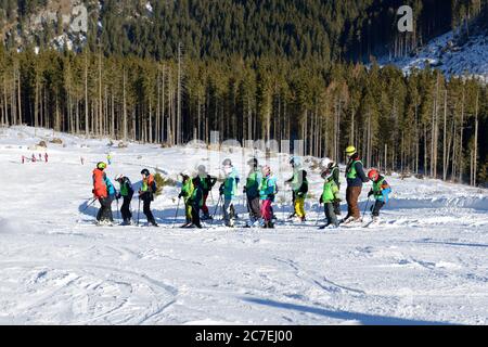 JASNA, Slovaquie - 23 janvier : la formation à l'école de ski est sur la pente à Jasna Basses Tatras. C'est la plus grande station de ski de Slovaquie avec 49 km de piste Banque D'Images