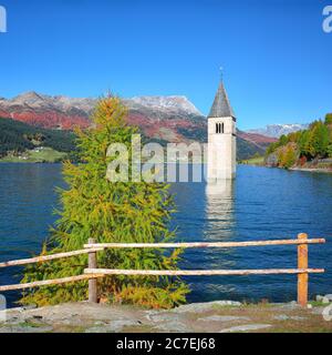 Vue fantastique en automne du clocher submergé dans le lac Resia. Lieu: Village de Graun im Vinschgau, Lago di Resia ou Reschensee, province du Tyrol du Sud, R Banque D'Images