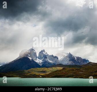 Chaîne de montagnes surplombant lago pehoe, Torres Del Paine, parc national, Chili, Patagonie, Amérique du Sud Banque D'Images