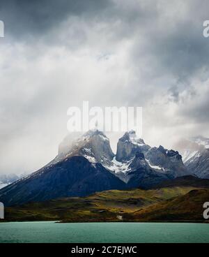 Chaîne de montagnes surplombant lago pehoe, Torres Del Paine, parc national, Chili, Patagonie, Amérique du Sud Banque D'Images