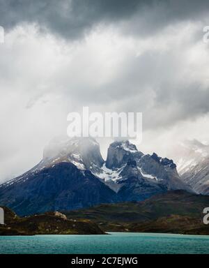 Chaîne de montagnes surplombant lago pehoe, Torres Del Paine, parc national, Chili, Patagonie, Amérique du Sud Banque D'Images