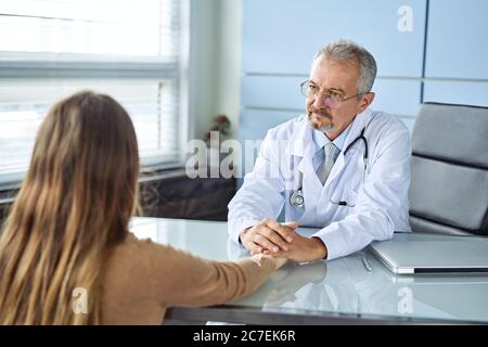 Une jeune femme pleure à l'audition d'un diagnostic défavorable à la nomination d'un médecin Banque D'Images