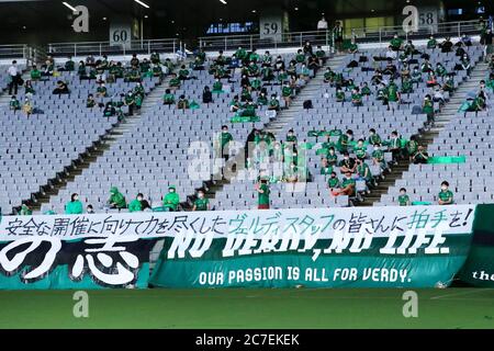 Tokyo, Japon. 15 juillet 2020. Tokyo Verdy fans (Verdy) football : 2020 J2 match de ligue entre Tokyo Verdy 4-2 Ventforet Kofu au stade Ajinomoto à Tokyo, Japon . Crédit: Naoki Nishimura/AFLO SPORT/Alay Live News Banque D'Images