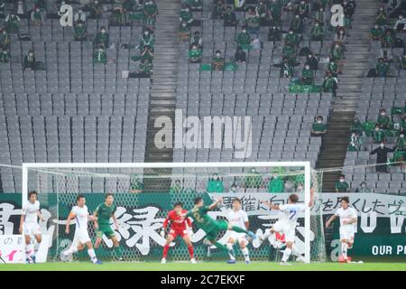 Tokyo, Japon. 15 juillet 2020. Tokyo Verdy fans (Verdy) football : 2020 J2 match de ligue entre Tokyo Verdy 4-2 Ventforet Kofu au stade Ajinomoto à Tokyo, Japon . Crédit: Naoki Nishimura/AFLO SPORT/Alay Live News Banque D'Images