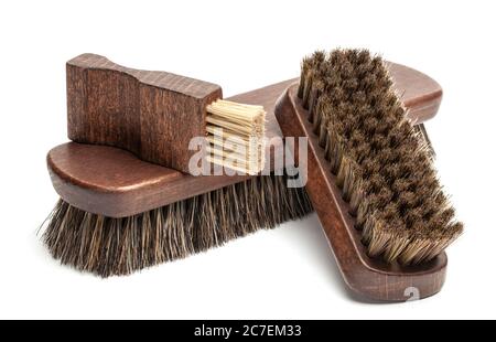 Brosses à chaussures et brosse de polissage en crin isolées sur fond blanc. Banque D'Images