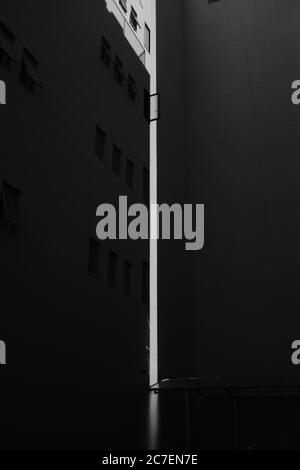 MATSUYAMA, JAPON - 23 septembre 2019 : une photo verticale en niveaux de gris de bâtiments blancs avec fenêtres Banque D'Images