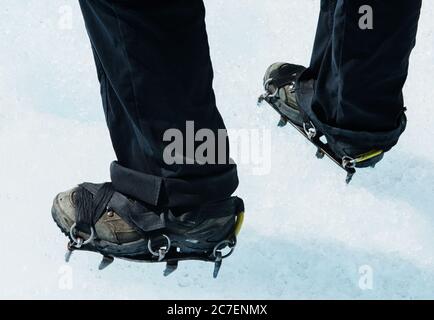 Chaussures de randonnée avec crampons sur le glacier perito moreno, Argentine, Patagonie, Amérique du Sud Banque D'Images