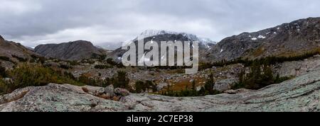 Vue panoramique des sommets enneigés de après une tempête de neige près de la fourche nord de Bull Lake Creek, dans la chaîne de Wind River du Wyoming. Banque D'Images