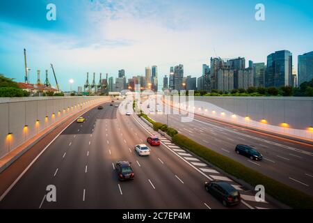 Route et ville animées pendant les heures de pointe avec véhicule flou, voiture sur l'autoroute de la ville de Singapour. Le tourisme de Singapour, la vie moderne de la ville, ou le bus Banque D'Images