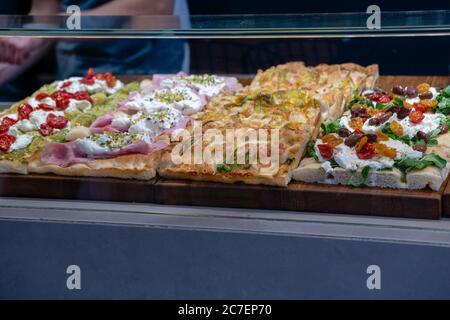 Prise horizontale de délicieuses tartes à la viande et aux légumes Banque D'Images