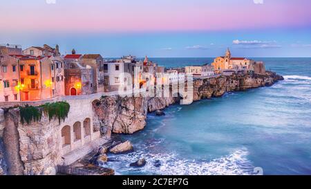 Vieste - belle ville côtière sur les rochers dans les Pouilles. L'église de San Francesco di Vieste. Péninsule de Gargano, Pouilles, Italie du sud, Europe. Banque D'Images