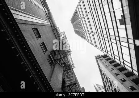 Style contrasté de l'ancienne architecture historique et morden des bâtiments au niveau de la rue qui s'élèvent au-dessus de la tête, noir et blanc à Chicago Illinois, États-Unis Banque D'Images