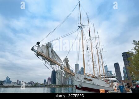 Chicago USA - août 27 2015 ; navire de grande taille « Windy » à Navy Pier, Chicago. Horizon de la ville en arrière-plan. Illinois, États-Unis Banque D'Images