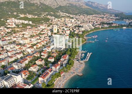 Vue en grand angle des bâtiments et des maisons près de la mer et des montagnes à Makarska, Croatie Banque D'Images