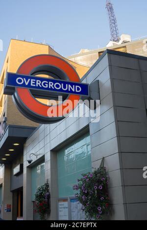 Londres Royaume-Uni - août 24 2015 ; signe de la station de métro de Londres cercle rouge avec ligne bleue et mot sur le côté du bâtiment. Banque D'Images