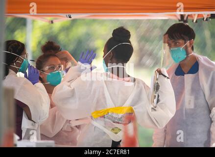 Austin, TX USA 15 juillet 2020 : les techniciens médicaux travaillant pour Austin public Health ne portent pas d'équipement de protection (EPI) et effectuent des dépistages gratuits de COVID-19 dans un parc public de l'est. Le Texas a connu une forte augmentation des cas de coronavirus, avec près de 300,000 cas entraînant au moins 3,432 décès. Banque D'Images