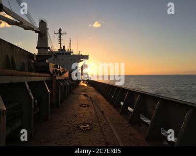 CLINTON, AUSTRALIE - 01 juillet 2016 : vue sur le pont du navire, en regardant vers la poupe sur le corps de la mer pendant le coucher du soleil Banque D'Images