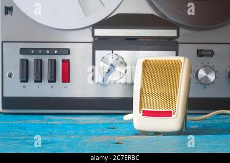 microphone vintage et magnétophone à bobine Banque D'Images