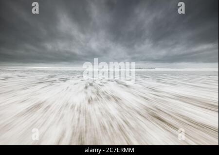 Superbe photo large d'une surface enneigée blanche sous un ciel gris nuageux. Idéal pour le papier peint du bureau Banque D'Images