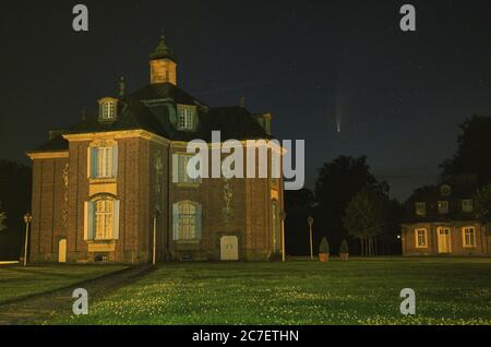 Neowise C/2020 F3 - Schloss Clemenswerth, Sögel im Emsland Banque D'Images