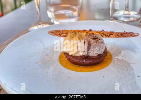 Glace au chocolat avec crème à la vanille, biscuits et chips Banque D'Images