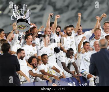Madrid, Espagne. 16 juillet 2020. Les membres du Real Madrid célèbrent avec leur trophée après avoir remporté le 2019-2020 Espagnol la Liga à la suite d'un match de football entre le Real Madrid et Villareal à Madrid, Espagne, le 16 juillet 2020. Crédit: Edward F. Peters/Xinhua/Alay Live News Banque D'Images
