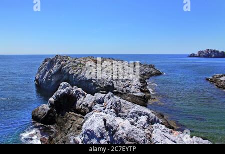 Belle journée à la mer pleine de grands rochers en Espagne, Herradura Banque D'Images